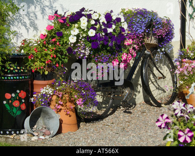 Im Garten der Schleusenwärter Hütte in Dochgarroch am Caledonian Canal. Nordende des Loch Ness, Highland Region, Schottland Stockfoto