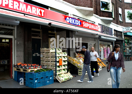 Rotterdam The Middellandstraat ist eine sehr lange Straße mit vielen internationalen shops.grocer Lebensmittelgeschäft Orkide Niederlande Stockfoto