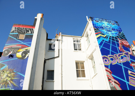Straße Graffiti auf einem Gebäude gegen blauen Himmel, urbane Farben Stockfoto