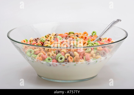 Farbenfrohe Cheerios-Ringe in einer Glasschale mit Milch von oben Bilder Fotos Fotografie Verkauf auf alamy horizontal in USA US hochauflösend Stockfoto