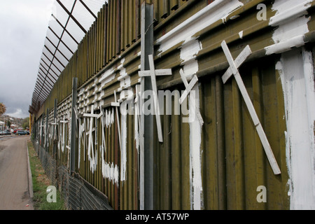 Kreuze Denkmal Nogales Grenzzaun Stockfoto