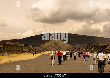 Mondpyramide in Teotihuacán, Mexiko, von der Straße der Toten gesehen Stockfoto