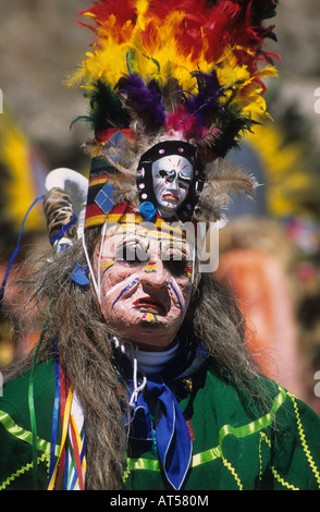 Porträt einer Tobas-Tänzerin mit Federkopfschmuck in bolivianischen Nationalfarben, CH'utillos Festival, Potosi, Bolivien Stockfoto