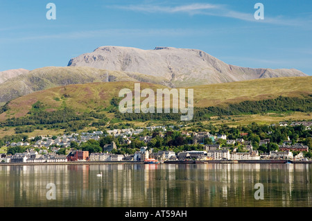 Ben Nevis, der höchste Berg in Großbritannien, erhebt sich über Fort William an der Spitze des Loch Linnhe. Western Highlands, Schottland. Sommer Stockfoto