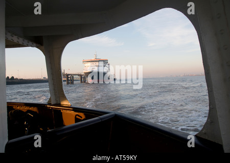 Ansicht von Norfolk Line Frachter von der Mersey Ferry Liverpool Stockfoto