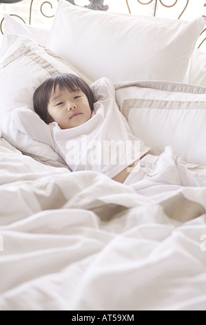 Kleiner Junge im Bett Stockfoto