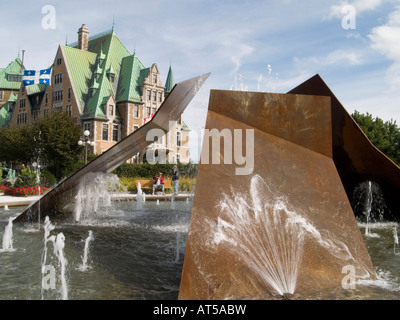 Ein Brunnen und Wasser Merkmal außerhalb der Via Rail Bahnhof in Quebec City, Kanada Stockfoto