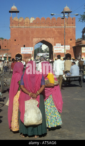 Rosa ist die Navy blau von Indien!  Frauen in rosa Saris Chat in Jaipur der "rosa Stadt" von Rajasthan, Indien Stockfoto