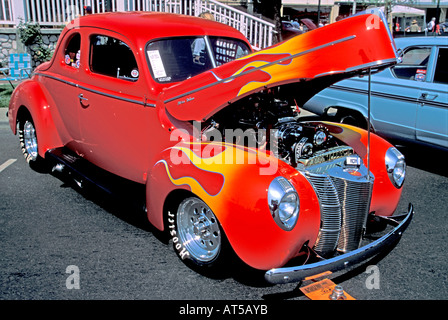 Ford Deluxe V8 Kompressormotor rot mit gelben Flammen Hot-rod Stockfoto