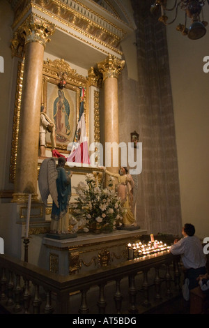 Ein Mann, der betet der Jungfrau in den Sagrario Metropolitano (Metropolitan Sakristei) in Mexico City, DF, Mexiko. Stockfoto