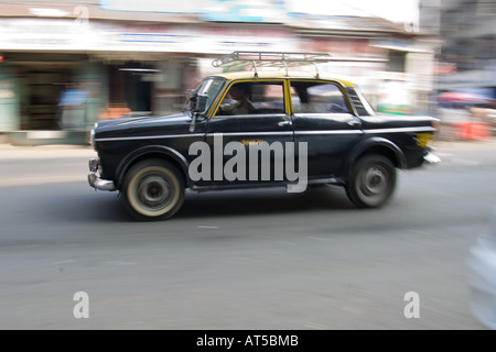 Ein Taxi Geschwindigkeiten entlang Colaba Causeway, Mumbai - Indien Stockfoto