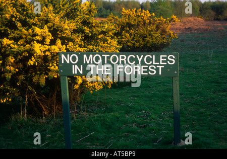 Melden Sie sagen Nein Motorräder in den Wald, Rendlesham Forest, Suffolk, England Stockfoto