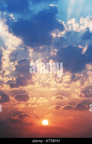 Indische Sonnenaufgang gegen ein bewölkter Himmel. Indien Stockfoto