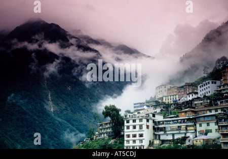 Die tibetische Stadt Zhangmu an der Grenze zu Nepal auf Friendship Highway Stockfoto