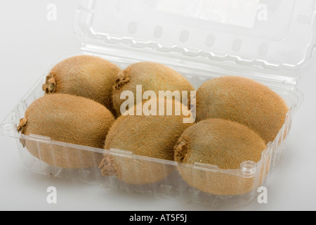 Grüne Kiwi-Früchte in Plastikbehältern, die auf dem Bauernmarkt verkauft werden, Nahaufnahme oben von weißem Hintergrund niemand horizontal in den USA Hi-re Stockfoto