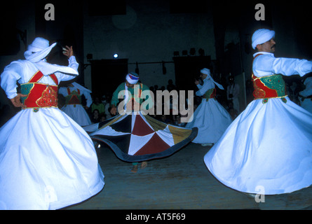 Die Al Tannoura ägyptischen Erbe Tanzgruppe Durchführung traditioneller Sufi tanzen in Kairo Ägypten auch bekannt als die wirbelnden Touristenbüro Stockfoto