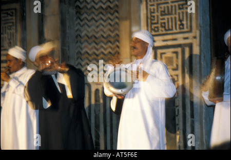 Die Al Tannoura ägyptischen Erbe Tanzgruppe Durchführung traditioneller Sufi Tanz in Kairo Stockfoto