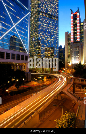 Bank of China und Cheung Kong Center in der Abenddämmerung im Finanzdistrikt von Hong Kong, Hong Kong, China Stockfoto