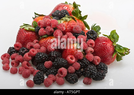 Erdbeeren Brombeeren Himbeeren von oben oben isolierter Ausschnitt Ausschnitt aus weißem Hintergrund große hohe Auflösung horizontal in den USA Hi-res Stockfoto