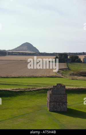 Berwick Law vulkanischen Hügel in North Berwick von Tantallon Castle Berwickshire Schottland gesehen Stockfoto