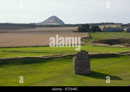 Berwick Law vulkanischen Hügel in North Berwick von Tantallon Castle Berwickshire Schottland gesehen Stockfoto