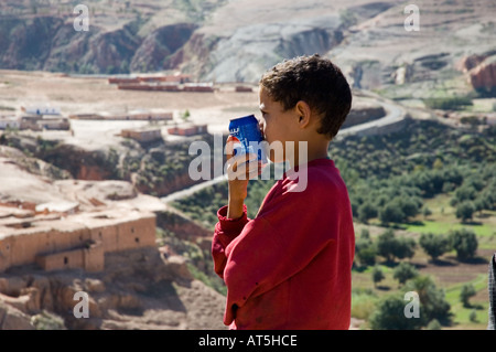 Marokko-Kinder von Berberdorf im Oued Nfis-Tal in der Nähe von Ouirgane Handel alkoholfreie Getränke für trek Jeeps für Fotos posieren Stockfoto