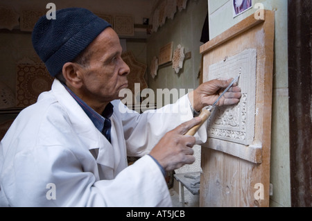 Marokko Souk Marrakech Stuck Fliesen Carver schneidet koranischen Text oder traditionelles Design auf Wandfliese Stockfoto