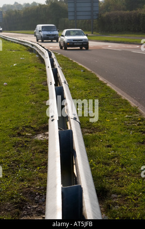 Zentralen Leitplanke auf zweispurigen Stockfoto