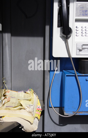 Telefonbuch gelbeseiten gerissen Telefonzelle Stockfoto