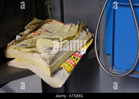 Telefonbuch gelbeseiten gerissen Telefonzelle Stockfoto