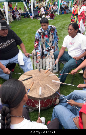 Tanzen zu einem rhythmischen Trommeln ist ein Highlight bei den June Powwow der Prärie-Indianer in Cody, WY statt. Stockfoto