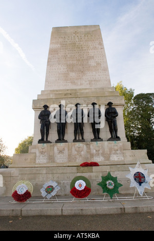 Mohn Kränze niedergelegt auf wachen War Memorial gegenüber Horse Guards Parade Westminster London England, GB-Großbritannien Stockfoto