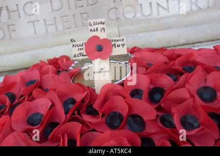 Mohn Kränze niedergelegt auf wachen War Memorial gegenüber Horse Guards Parade Westminster London England, GB-Großbritannien Stockfoto