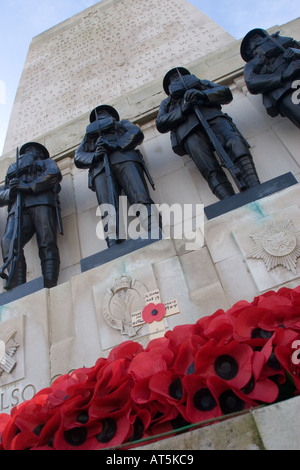 Mohn Kränze niedergelegt auf wachen War Memorial gegenüber Horse Guards Parade Westminster London England, GB-Großbritannien Stockfoto