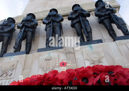 Mohn Kränze niedergelegt auf wachen War Memorial gegenüber Horse Guards Parade Westminster London England, GB-Großbritannien Stockfoto