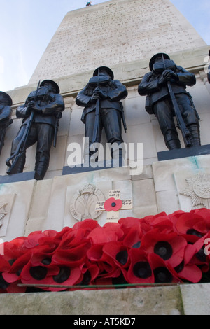 Mohn Kränze niedergelegt auf wachen War Memorial gegenüber Horse Guards Parade Westminster London England, GB-Großbritannien Stockfoto