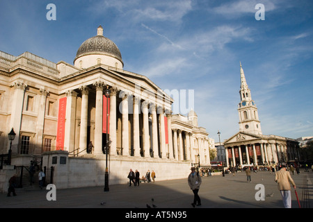 Die National Gallery und Saint-Martin ist in der Feld-Kirche in Trafalgar Square London GB UK an einem sonnigen Tag Stockfoto