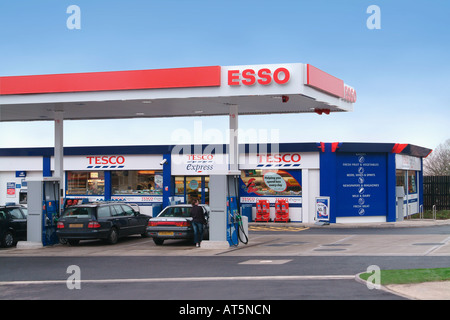 Esso Tankstelle Vorplatz mit Tesco Express Convenience-Store in Northwood bei London Stockfoto