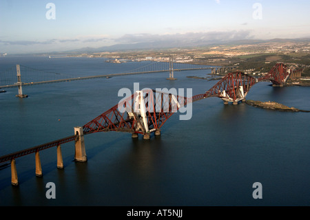 Luftaufnahme von Forth Rail Bridge in Schottland aus dem Westen Stockfoto