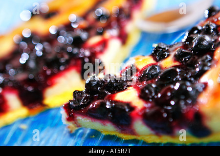 Stücke von Blackberry Kuchen auf einen blauen Teller Stockfoto