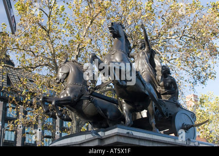 Statue der Boudicca mit Streitwagen und springen Pferde, in der Nähe von Westminster Bridge und die Häuser des Parlaments London GB UK Stockfoto