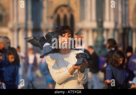 Junge Frau auf der Piazza San Marco in Venedig Italien Stockfoto