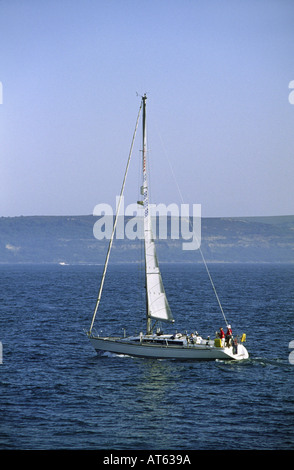 Yacht segeln in Christchurch Bay aus Milford am Meer in der Ferne ist die Isle Of Wight England UK Stockfoto