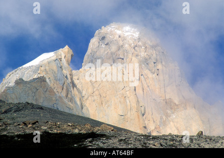 Scharfe klare Nahaufnahme von den Schnee und zerklüfteten Felsen auf den Gipfel des Mount Fitzroy Stockfoto