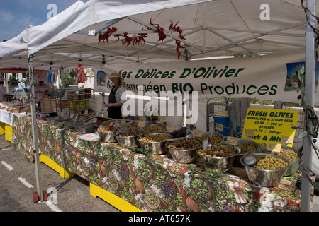 Worthing England, Lebensmittelmarkt und Olivenstand. Foto von Nikki Attree Stockfoto