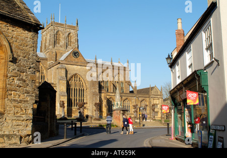 Das Historic 15. Jahrhundert Abbey Church Sherborne West Dorset England und Digby Denkmal im Zentrum Stadt Stockfoto