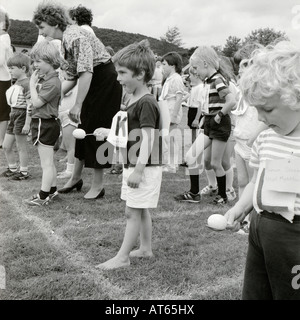 Junge Grundschulkinder Jungen 5 Jahre Entschlossenheit, sich auf das Ei-Löffel-Rennen am Schulsporttag in Llanwrda Wales, Großbritannien, vorzubereiten KATHY DEWITT Stockfoto