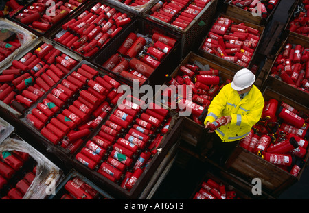 Ein Mitarbeiter von Re-Chem prüft alte deutsche Feuerlöscher an der walisischen Verbrennungsanlage in der Nähe von Pontypool, Gwent. Stockfoto