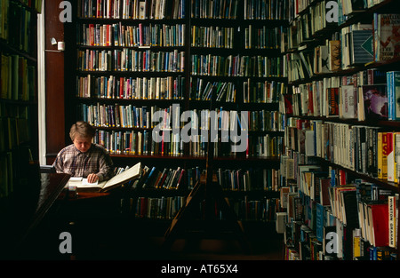 Ein Leser sieht durch Bücher in die Linen Hall Library im Stadtzentrum von Belfast, Nordirland. Stockfoto