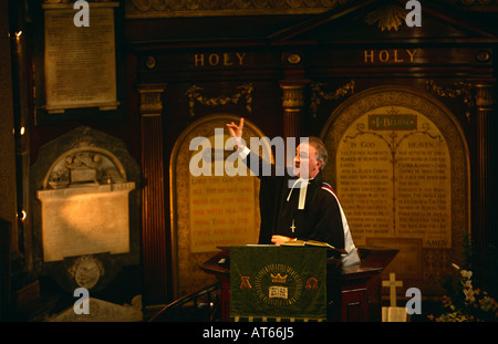 Ein methodistischer Pfarrer predigt seiner Predigt auf der Kanzel an John Wesley Chapel in Bunhill in der City of London. Stockfoto